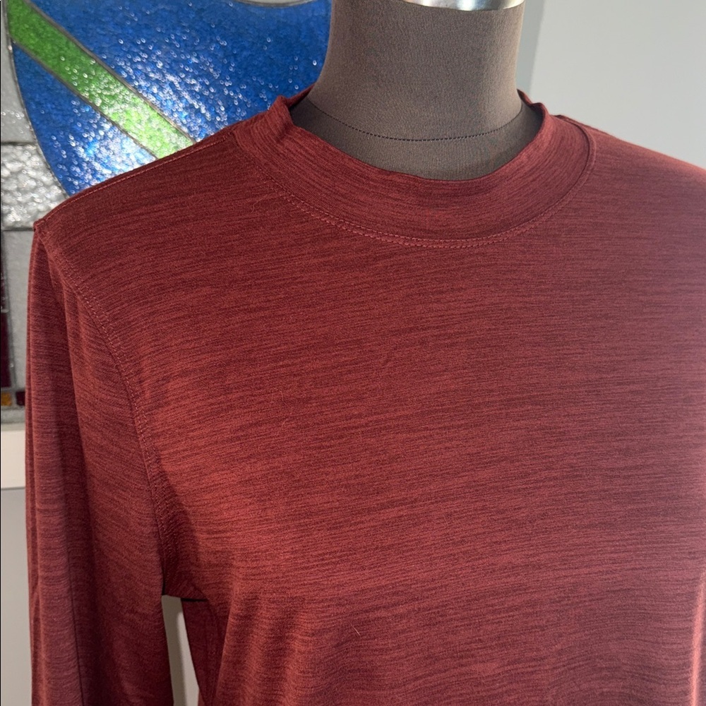Vuori men’s long-sleeve Lux performance tee in a brick heather red SZ Medium - Picture 2 of 8